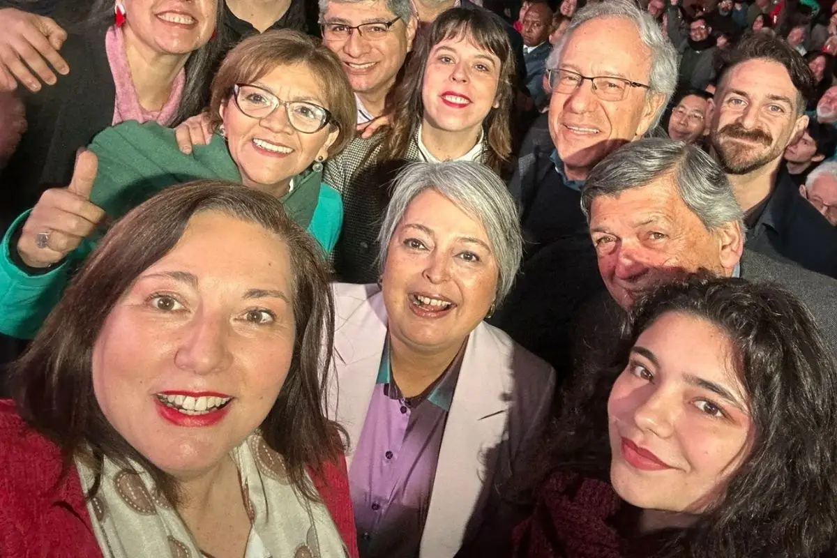 Jeannette Jara y sus adherentes , red X