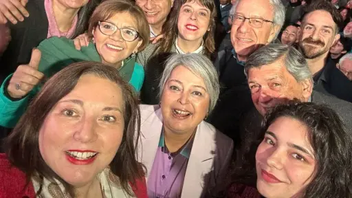 Jeannette Jara y sus adherentes , red X