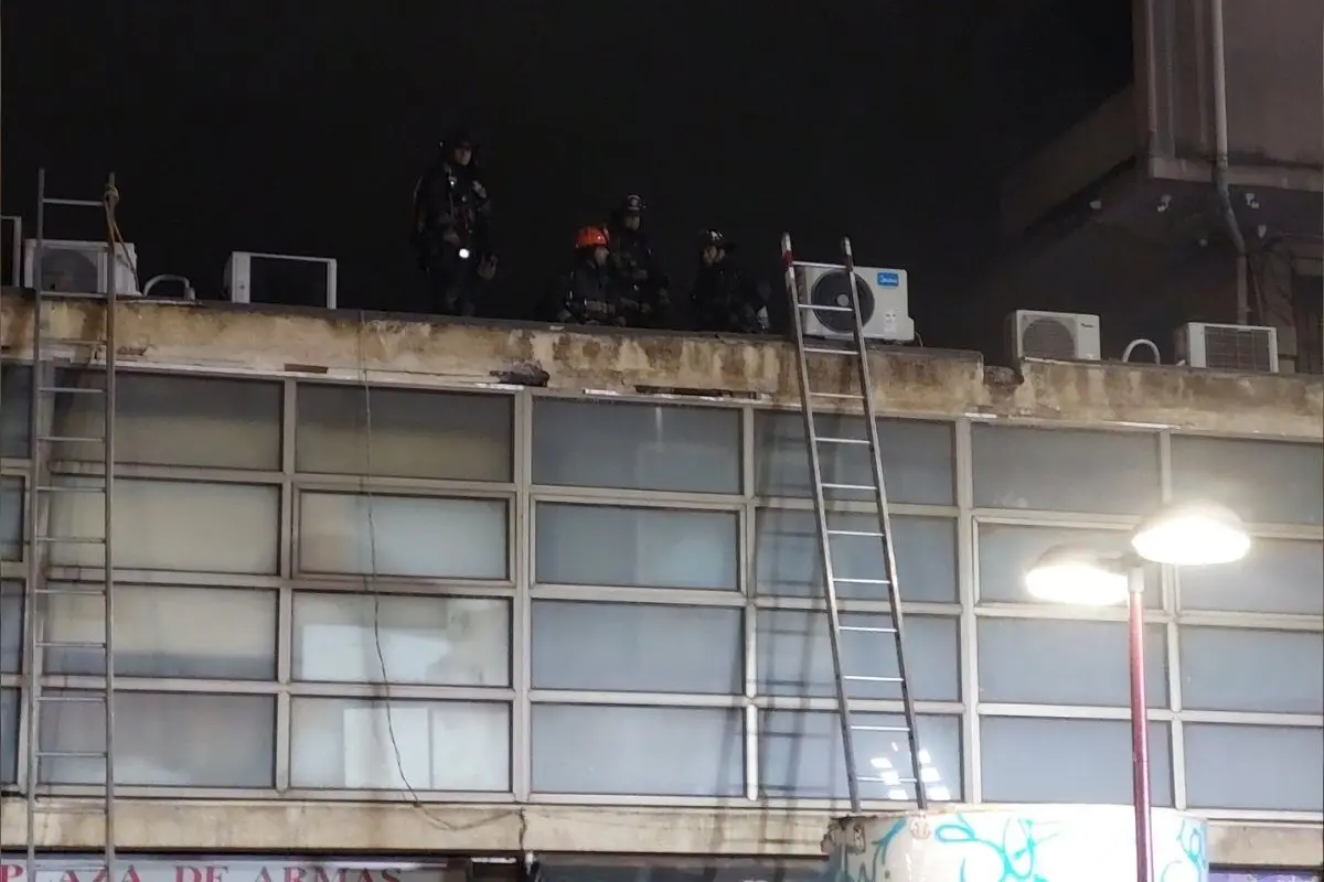 Bomberos continúa trabajando en el lugar, red X