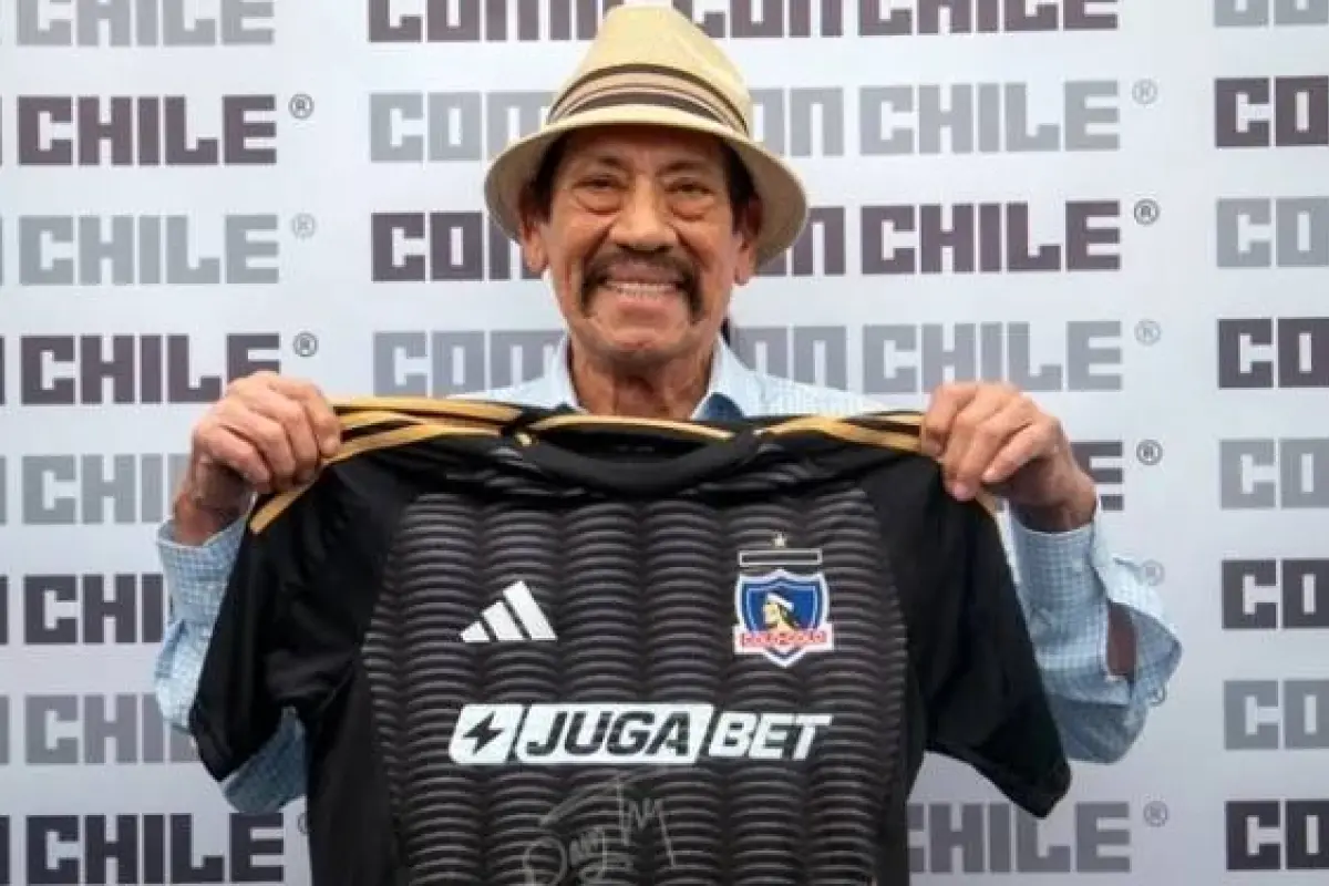 Danny Trejo posando con la camiseta de Colo Colo, Comic Con Chile 2025