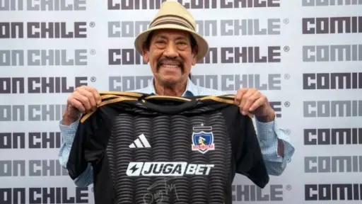 Danny Trejo posando con la camiseta de Colo Colo, Comic Con Chile 2025