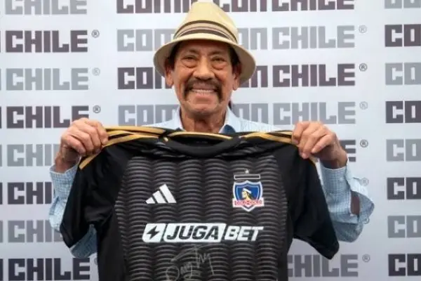 Danny Trejo posando con la camiseta de Colo Colo ,Comic Con Chile 2025