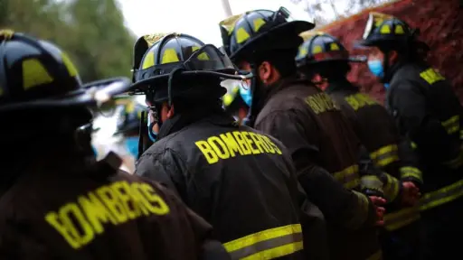Captan a voluntarios de Bomberos robando en plena emergencia, Redes sociales | X