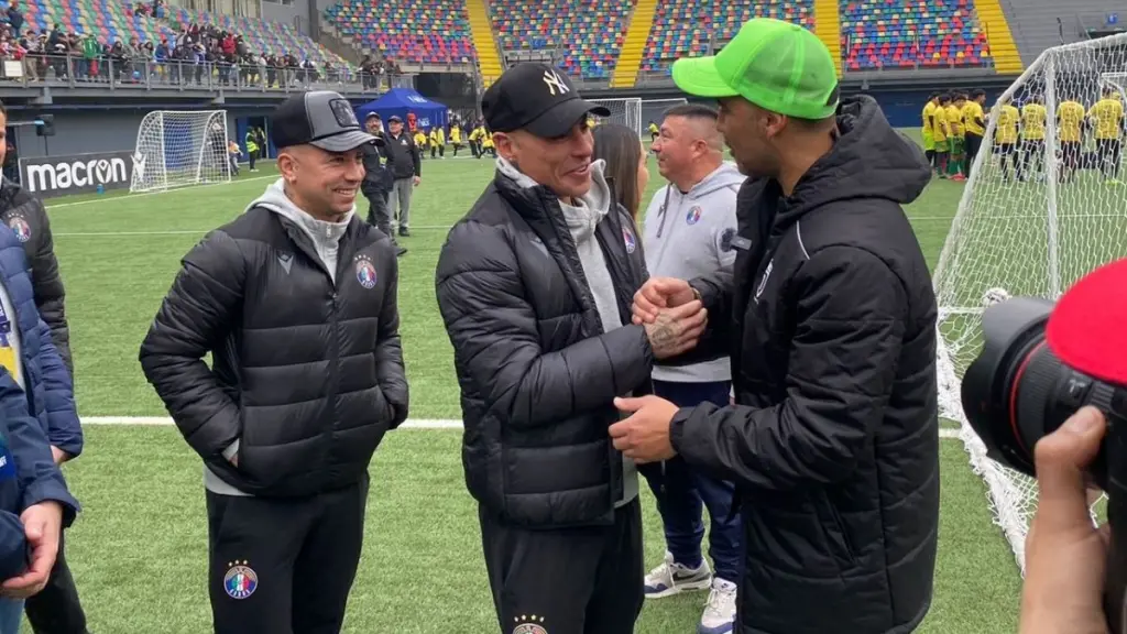 Eduardo Vargas y Leonardo Valencia saludan a Claudio Bravo - Cedida