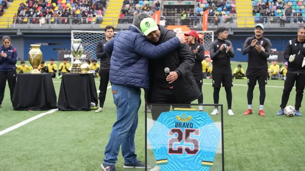 Claudio Bravo se emocionó con camiseta de Colo Colo - Cedida