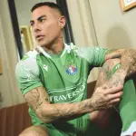 Eduardo Vargas con las camiseta de Audax Italiano, red X