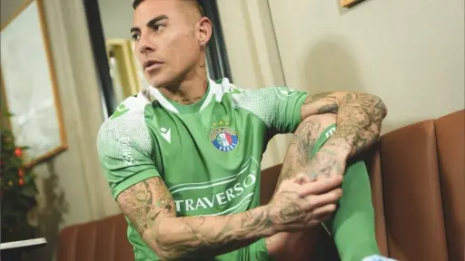 Eduardo Vargas con las camiseta de Audax Italiano, red X