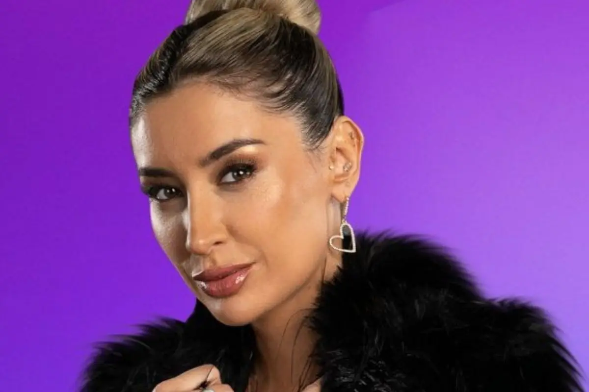 Camila Andrade como jurado de Miss Universo Chile, red X