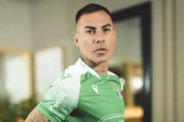 Eduardo Vargas posando con los colores de Audax Italiano ,Audax Italiano