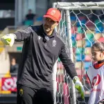 Claudio Bravo junto a niños en La Florida, Cedida