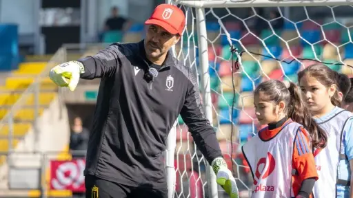 Claudio Bravo junto a niños en La Florida, Cedida