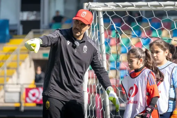Claudio Bravo junto a niños en La Florida ,Cedida