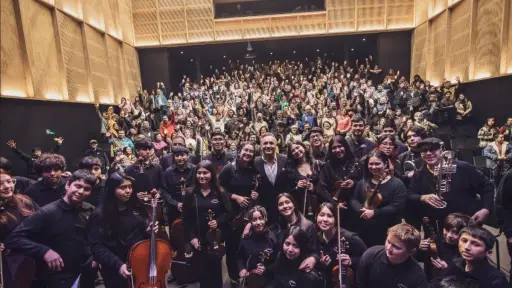 Luis Jara junto a jóvenes de Panguipulli, Cedida