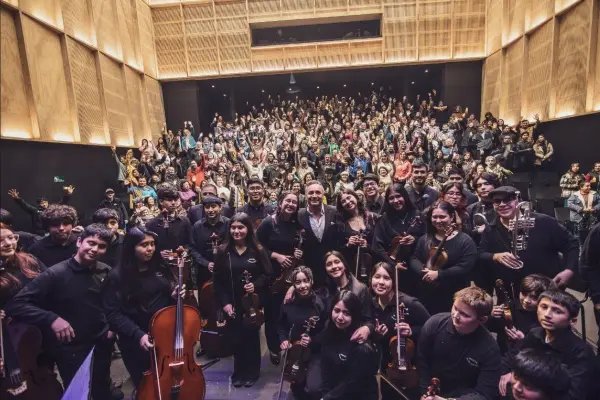 Luis Jara junto a jóvenes de Panguipulli ,Cedida