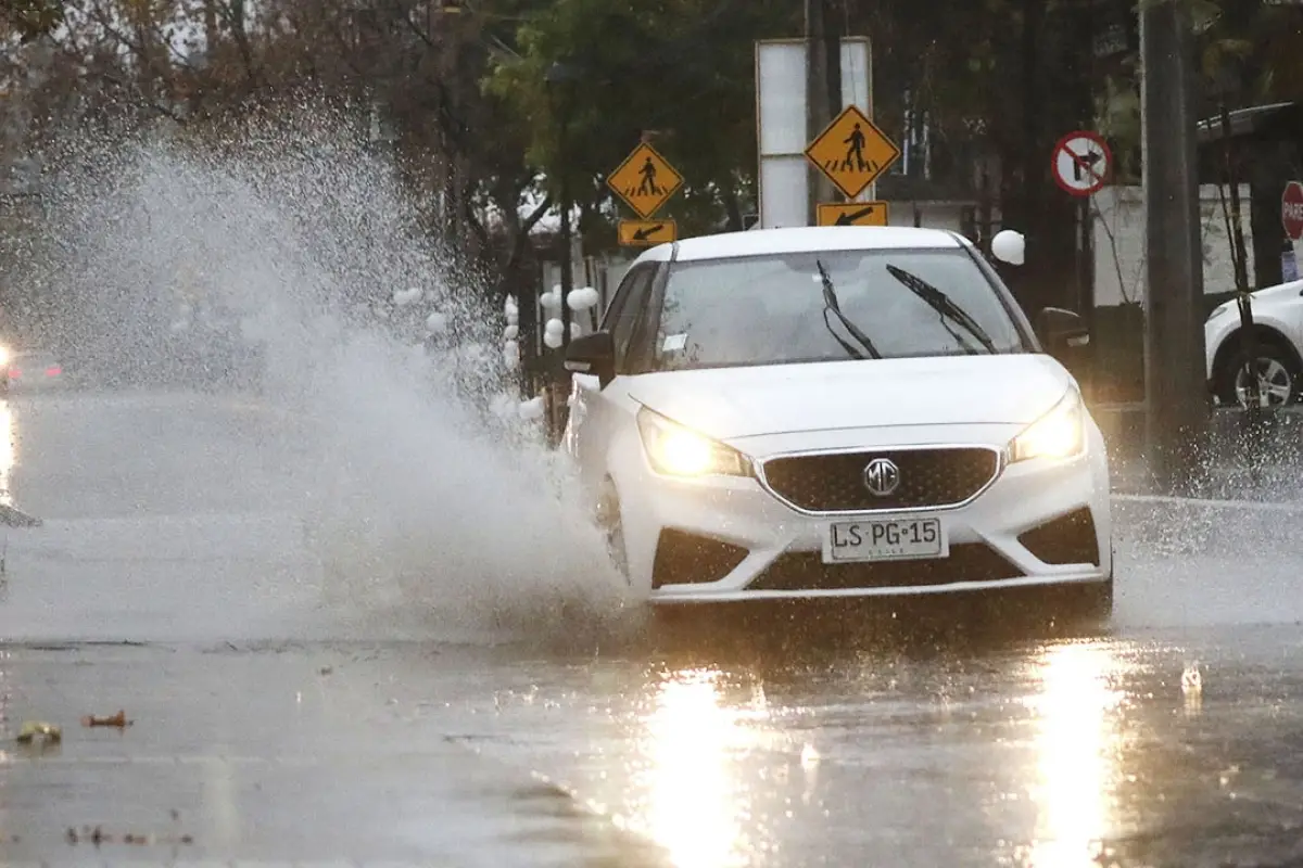 Las multas que arriesgan los conductores que mojan a peatones, Redes sociales | Referencial