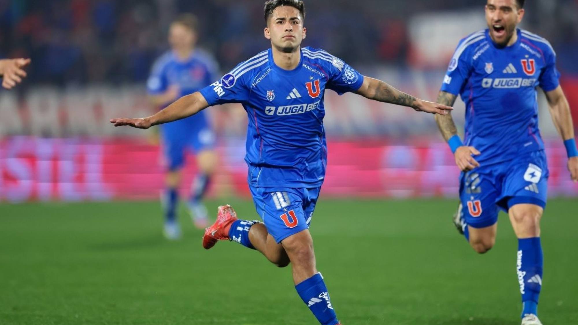 Lucas Assadi es captado escupiendo a hinchas de la UC: joven figura de la U arriesga dura sanción