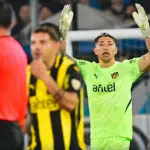 Brayan Cortés titular en el arco de Peñarol, red X