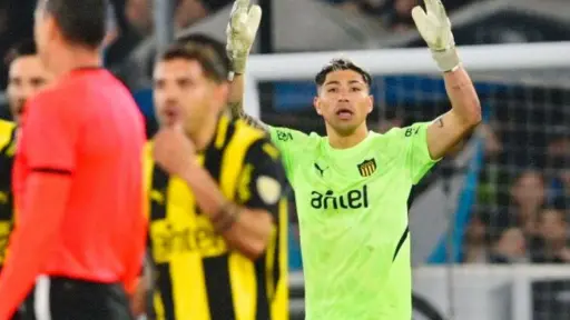 Brayan Cortés titular en el arco de Peñarol, red X