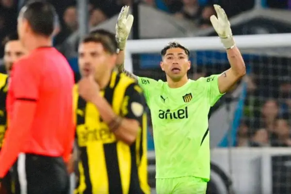 Brayan Cortés titular en el arco de Peñarol ,red X