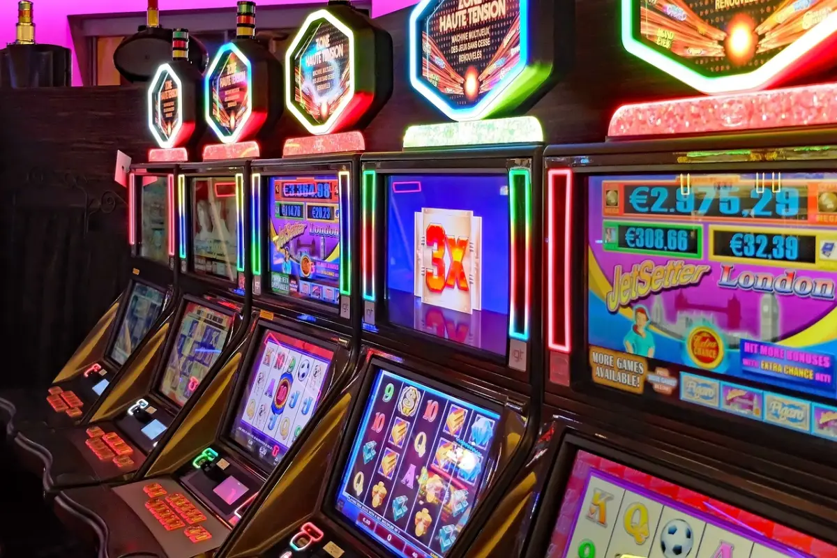 Más de 13 mil funcionarios fueron a casinos de juego estando con licencia médica, Redes sociales | Referencial