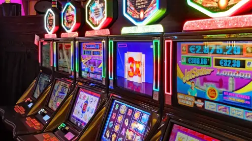 Más de 13 mil funcionarios fueron a casinos de juego estando con licencia médica, Redes sociales | Referencial