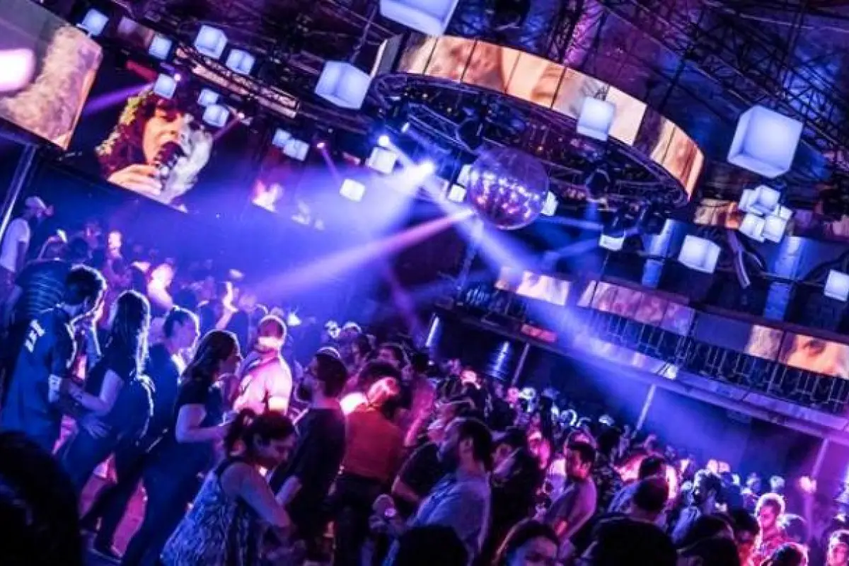 Club Blondie, Cedida