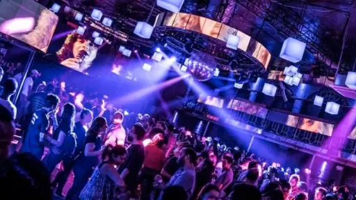 Club Blondie, Cedida