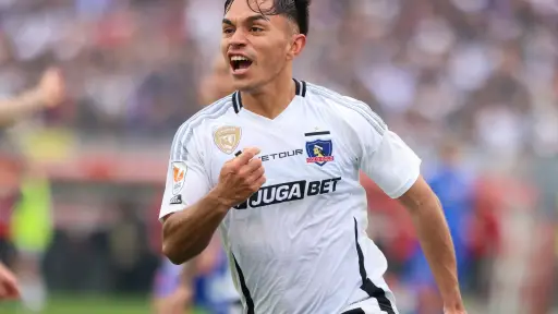 Vicente Pizarro celebrando su gol a la U, Juan Pablo Carmona