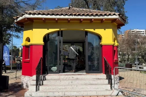 La emblemática y recuperada pérgola de Plaza Ñuñoa ,red X