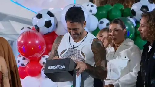Luis Jiménez celebró su cumpleaños en Mundos Opuestos con emotivos regalos de sus hijos , captura