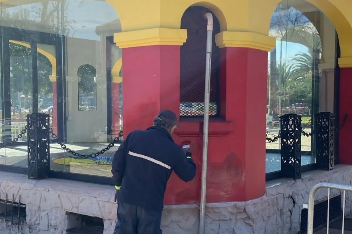 La pérgola de Plaza Ñuñoa fue vandalizada, red X