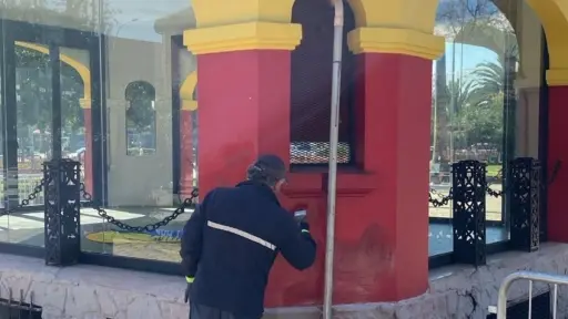 La pérgola de Plaza Ñuñoa fue vandalizada, red X