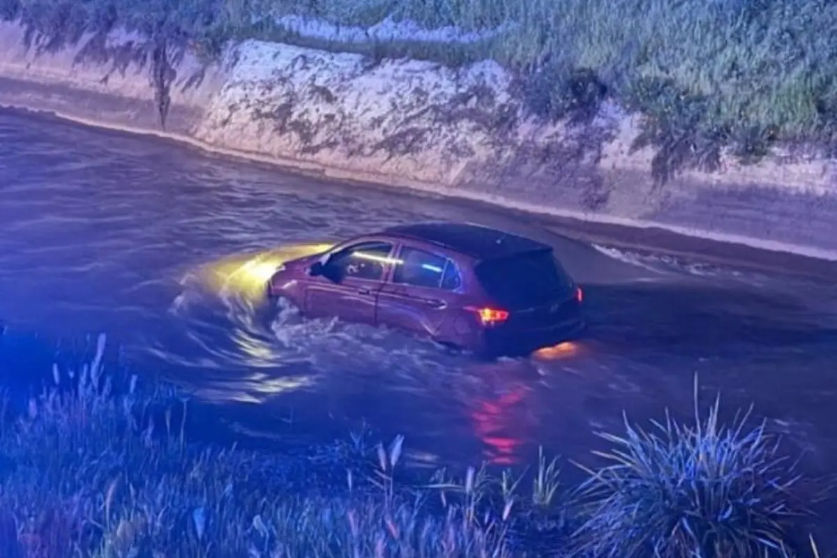 Un auto cayó al cause del canal San Carlos en La Florida, red X