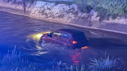 Un auto cayó al cause del canal San Carlos en La Florida, red X