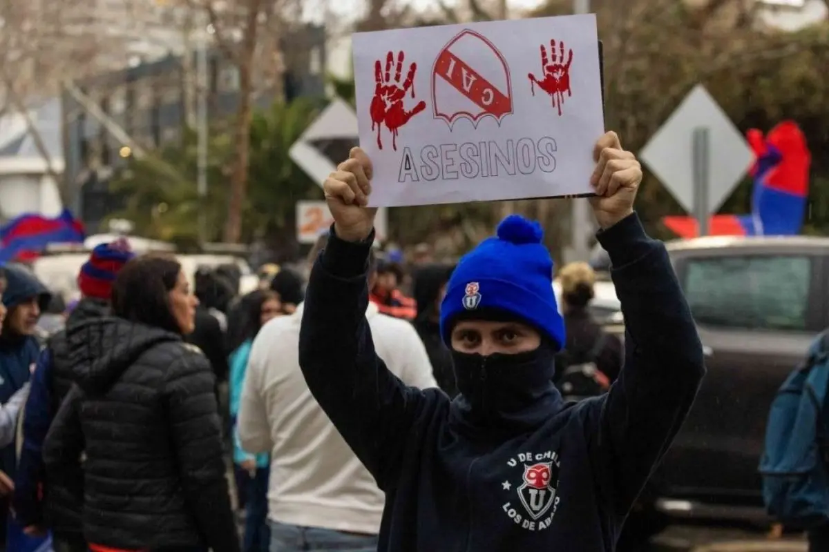 Hinchas de la U protestaron este jueves en embajada de Argentina, red X