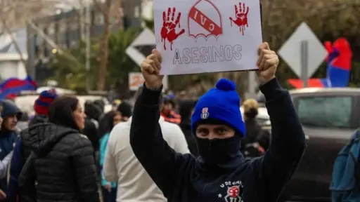 Hinchas de la U protestaron este jueves en embajada de Argentina, red X