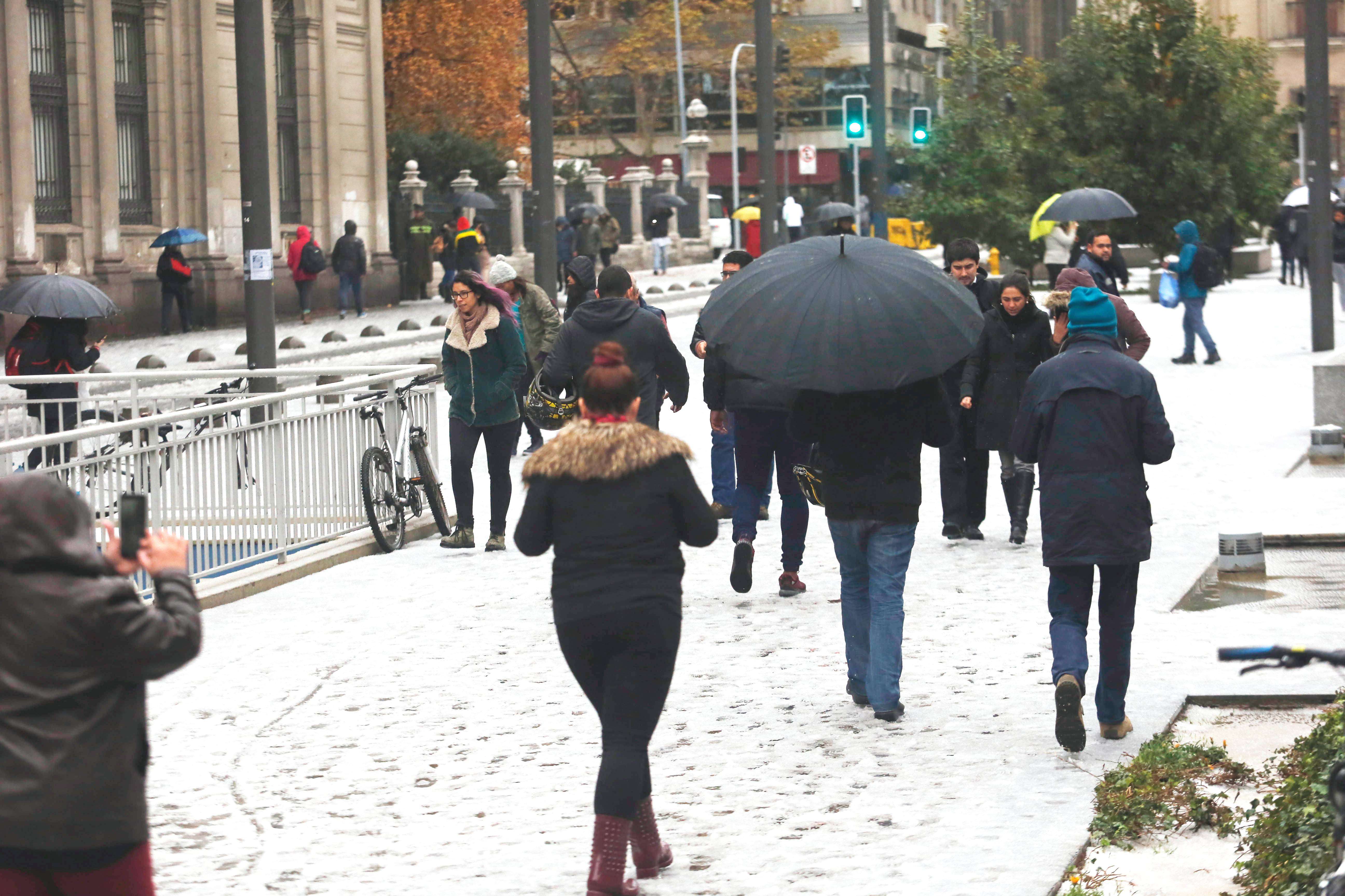   -Santiago teñido de blanco por la nieve