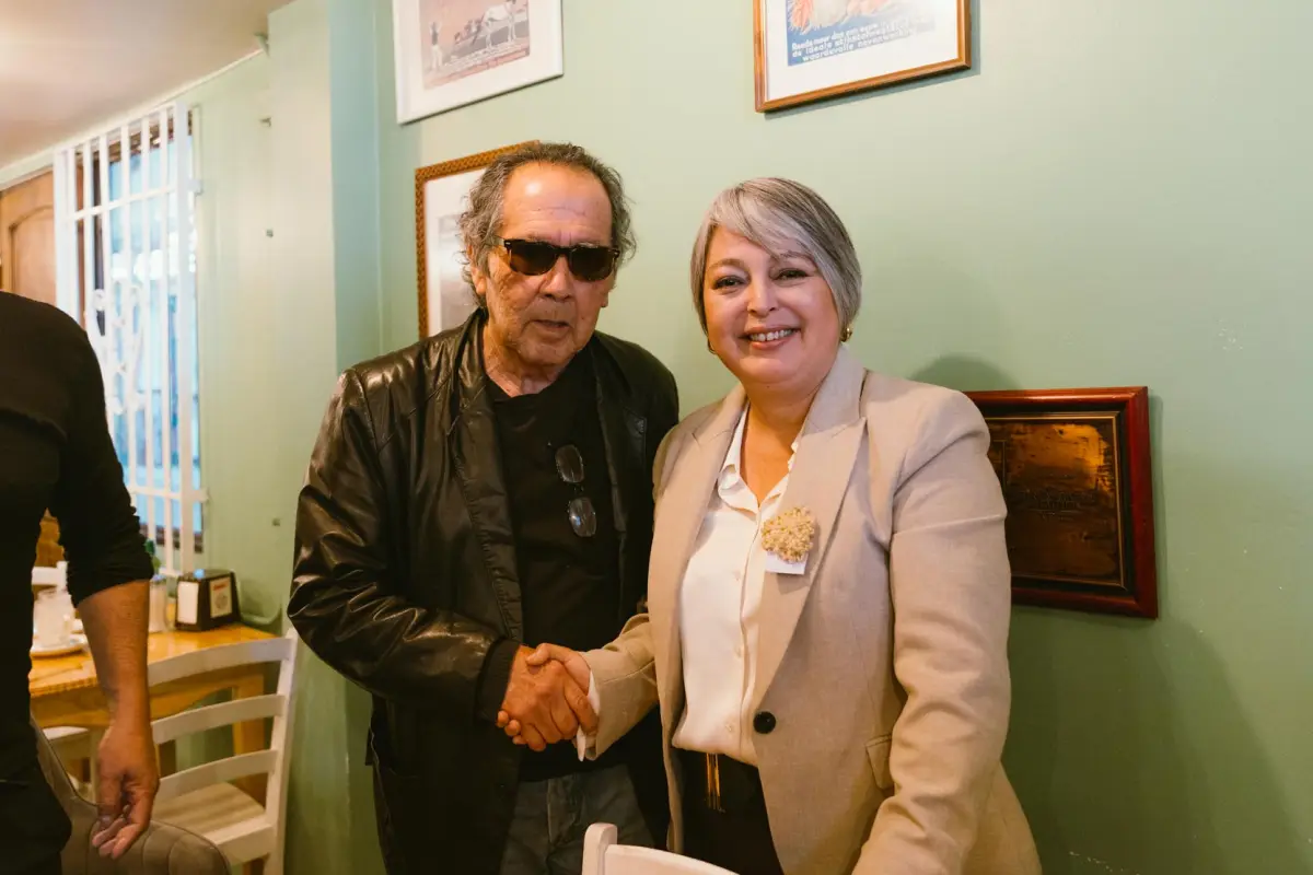 Jeannette Jara se reunió Hernán Rivera Letelier: Cuando ponemos en valor nuestra literatura y a sus creadores, también avanzamos como sociedad, Cedida