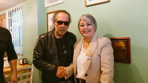 Jeannette Jara se reunió Hernán Rivera Letelier: Cuando ponemos en valor nuestra literatura y a sus creadores, también avanzamos como sociedad, Cedida
