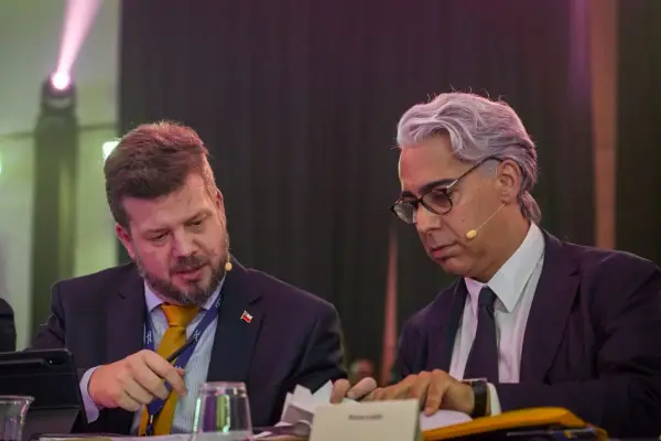 Kaiser y ME-O se vieron las caras en debate ,red X