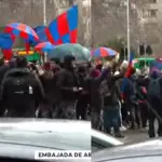 Hinchas de la U se reúnen en el Consulado de Argentina, CHV | Captura