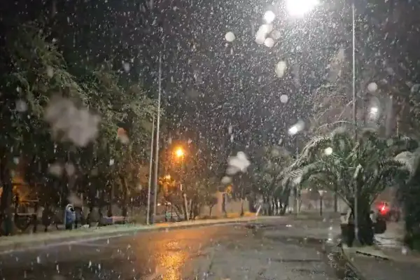 La nieve comenzó a caer sobre la capital ,red X