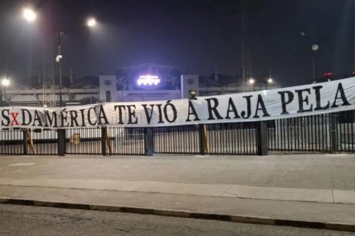 Hinchas de Colo Colo se ríen de la U, red X