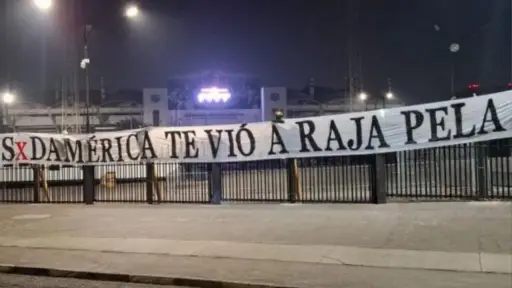 Hinchas de Colo Colo se ríen de la U, red X