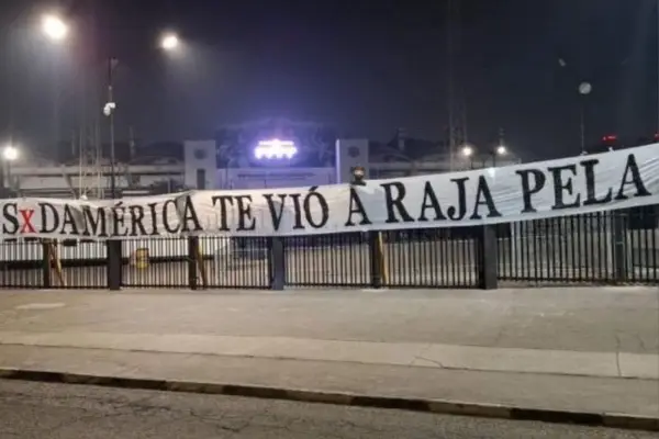Hinchas de Colo Colo se ríen de la U ,red X