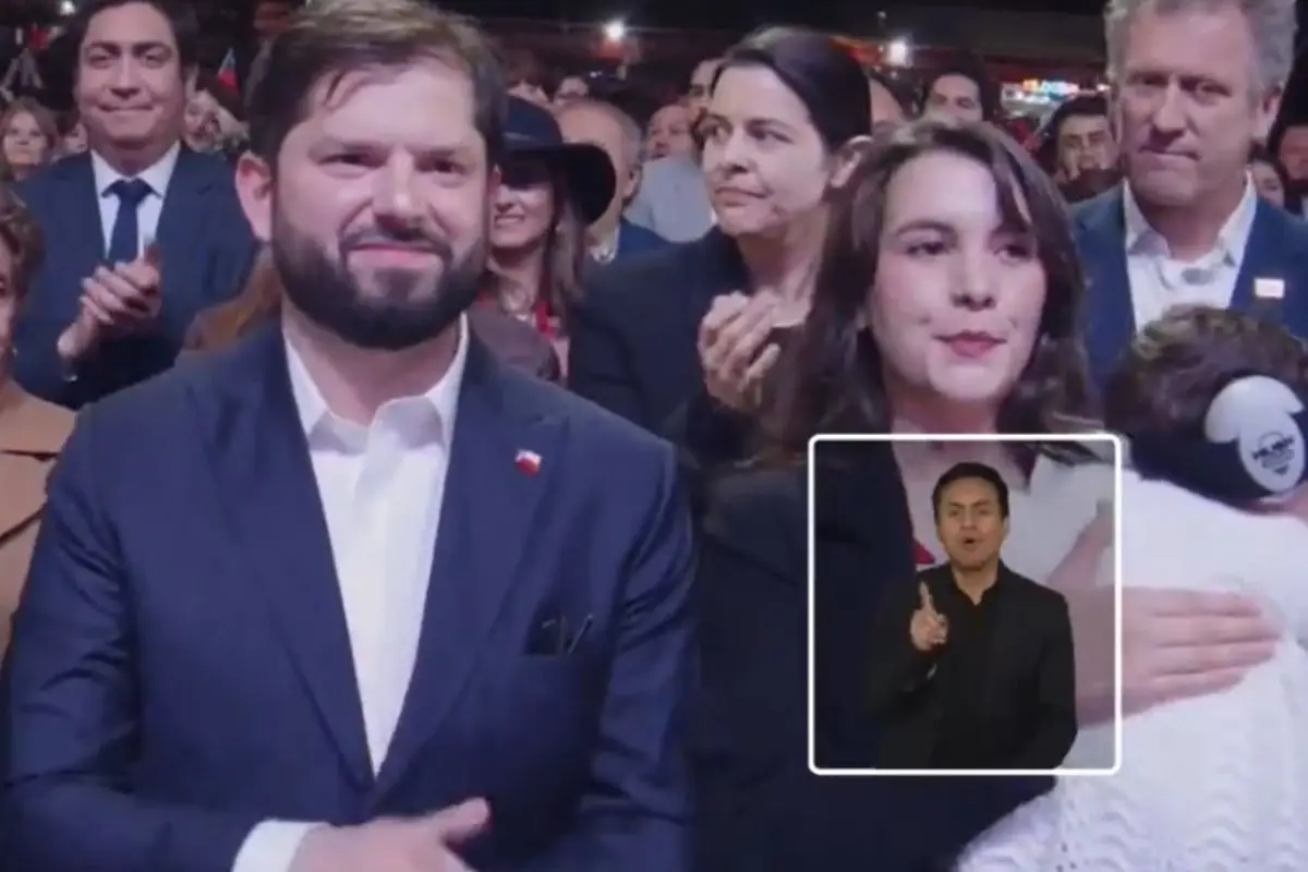 Gabriel Boric, su pareja Paula y su hija Violeta, Captura