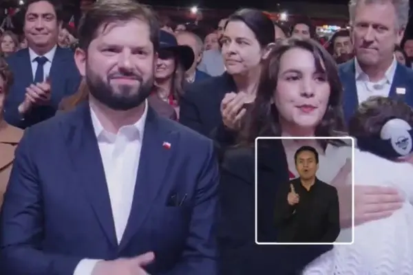 Gabriel Boric, su pareja Paula y su hija Violeta ,Captura