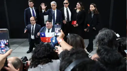 ME-O llegó escoltado al debate de Chilevisión, Agencia Uno