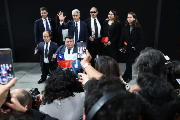 ME-O llegó escoltado al debate de Chilevisión ,Agencia Uno