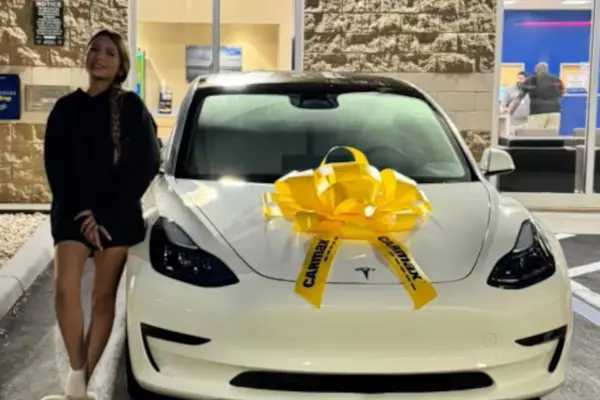 Isidora Ríos y su Tesla ,Captura de pantalla 